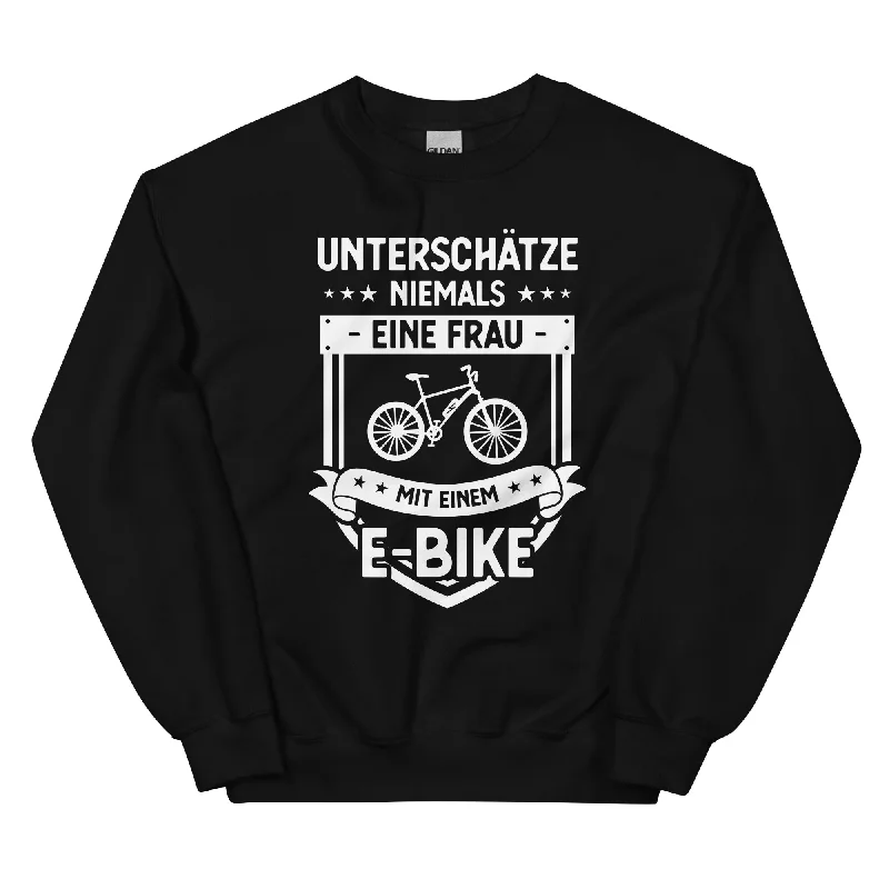 Unterschatze Niemals Eine Frau Mit Einem E-Bike - Sweatshirt (Unisex) Hoodie with Hem Fringe Bohemian Relaxed Unterschatze Niemals Eine Frau Mit Einem E-Bike - Sweatshirt (Unisex) Hoodie with Hem Fringe Bohemian Relaxed