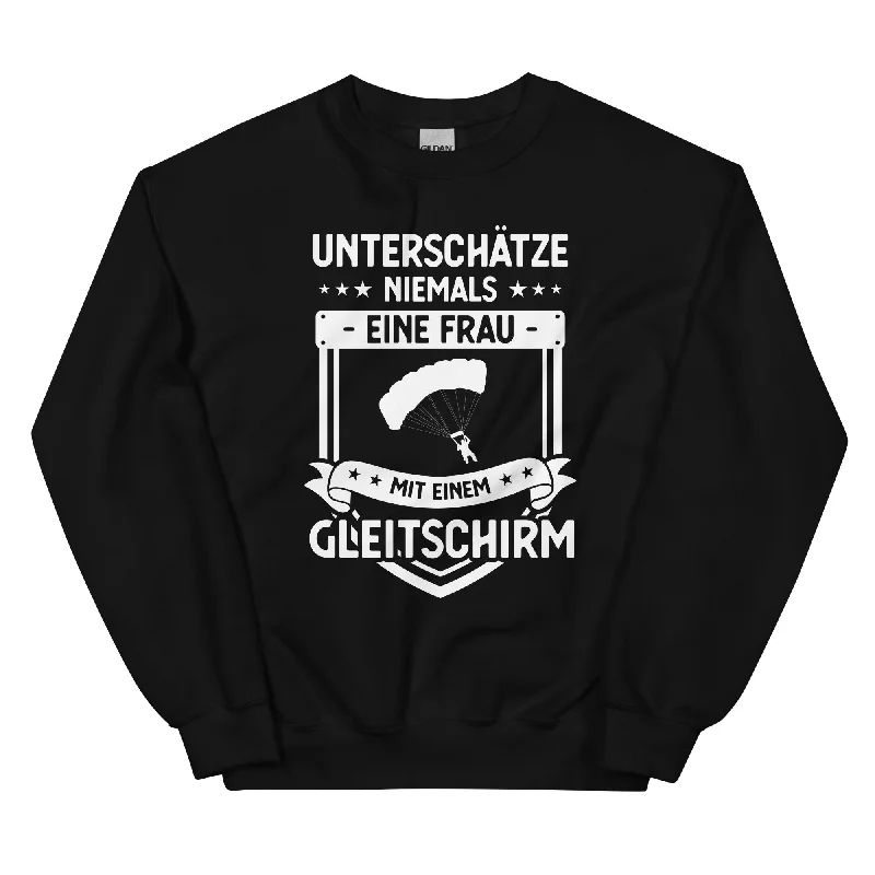 Unterschatze Niemals Eine Frau Mit Einem Gleitschirm - Sweatshirt (Unisex) Hoodie with Turtle Neck Cozy Winter Unterschatze Niemals Eine Frau Mit Einem Gleitschirm - Sweatshirt (Unisex) Hoodie with Turtle Neck Cozy Winter