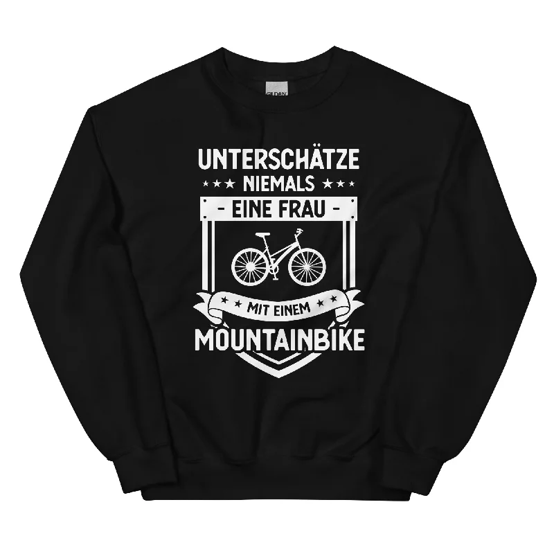 Unterschatze Niemals Eine Frau Mit Einem Mountainbike - Sweatshirt (Unisex) Hoodie with Raglan Sleeves Sporty Comfortable Unterschatze Niemals Eine Frau Mit Einem Mountainbike - Sweatshirt (Unisex) Hoodie with Raglan Sleeves Sporty Comfortable