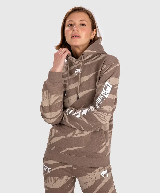 Sweatshirt À Capuche pour Femmes UFC Adrenaline by Venum Fight Week - Desert Camo Solid Print Embellished Sweatshirt À Capuche pour Femmes UFC Adrenaline by Venum Fight Week - Desert Camo Solid Print Embellished